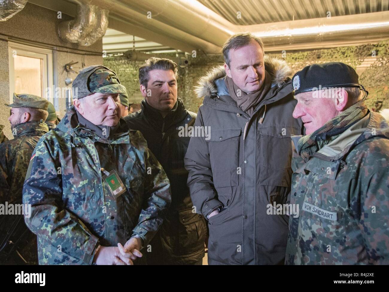 Major General Jürgen-Joachim von sandrart (rechts), der Kommandant der 1. Panzerdivision der Bundeswehr, Besuche mit der Bereitschaft der NATO Joint Task Force, wie sie zusammen an der Rena Training Area in Norwegen am Okt. 27, 2018 Zug während der Übung Trident Zeitpunkt 18. Trident Punkt 18 ist der NATO grösste Übung in den Jahrzehnten, in denen mehr als 50.000 Mitarbeiter aus 31 NATO- und Partnerstaaten. Stockfoto
