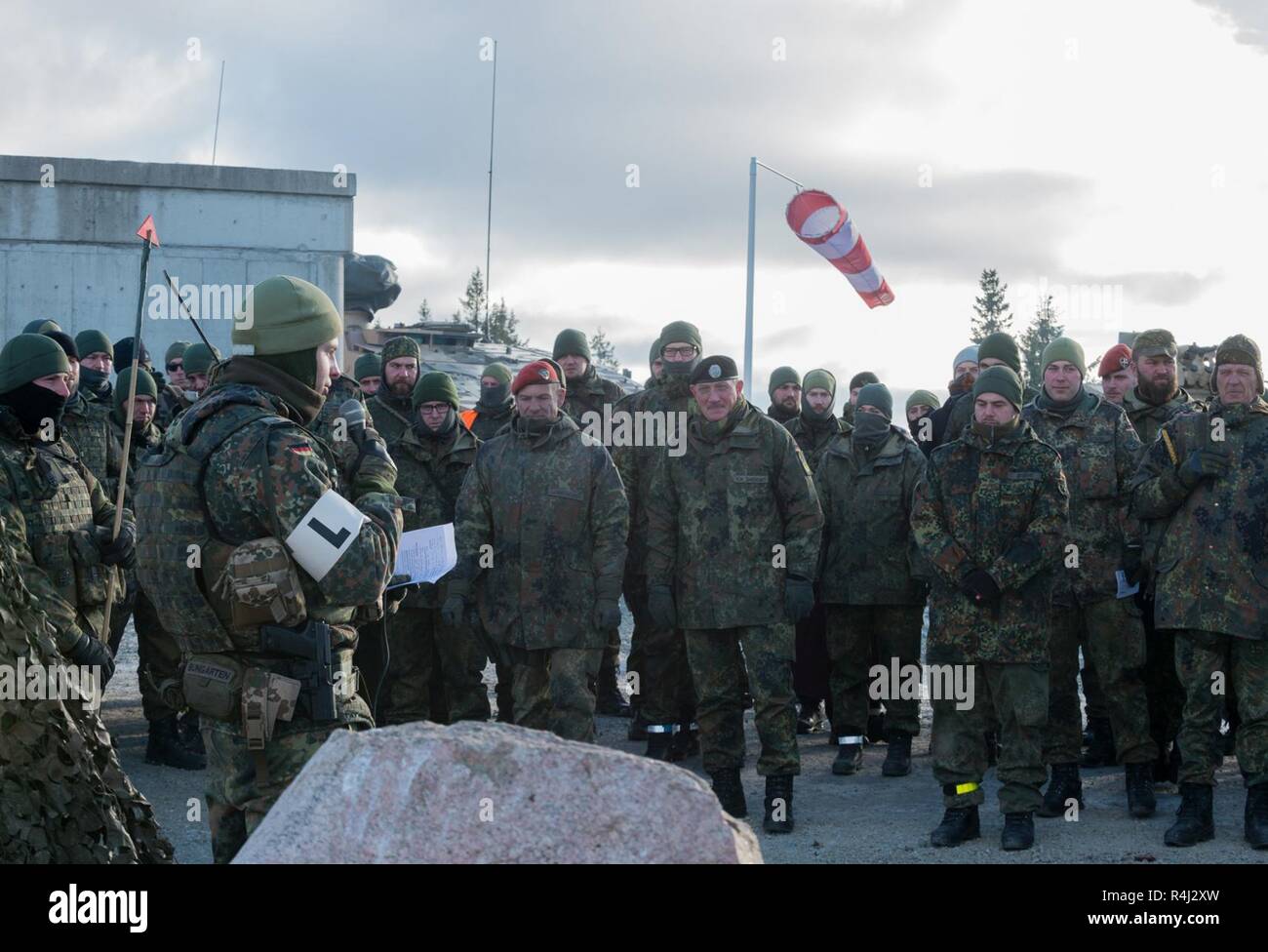 Major General Jürgen-Joachim von sandrart (Mitte), der Kommandant der 1. Panzerdivision der Bundeswehr, Besuche mit der Bereitschaft der NATO Joint Task Force, wie sie zusammen an der Rena Training Area in Norwegen am Okt. 27, 2018 Zug während der Übung Trident Zeitpunkt 18. Trident Punkt 18 ist der NATO grösste Übung in den Jahrzehnten, in denen mehr als 50.000 Mitarbeiter aus 31 NATO- und Partnerstaaten. Stockfoto