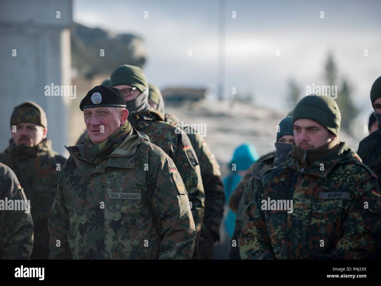 Major General Jürgen-Joachim von sandrart (links), der Kommandant der 1. Panzerdivision der Bundeswehr, Besuche mit der Bereitschaft der NATO Joint Task Force, wie sie zusammen an der Rena Training Area in Norwegen am Okt. 27, 2018 Zug während der Übung Trident Zeitpunkt 18. Trident Punkt 18 ist der NATO grösste Übung in den Jahrzehnten, in denen mehr als 50.000 Mitarbeiter aus 31 NATO- und Partnerstaaten. Stockfoto