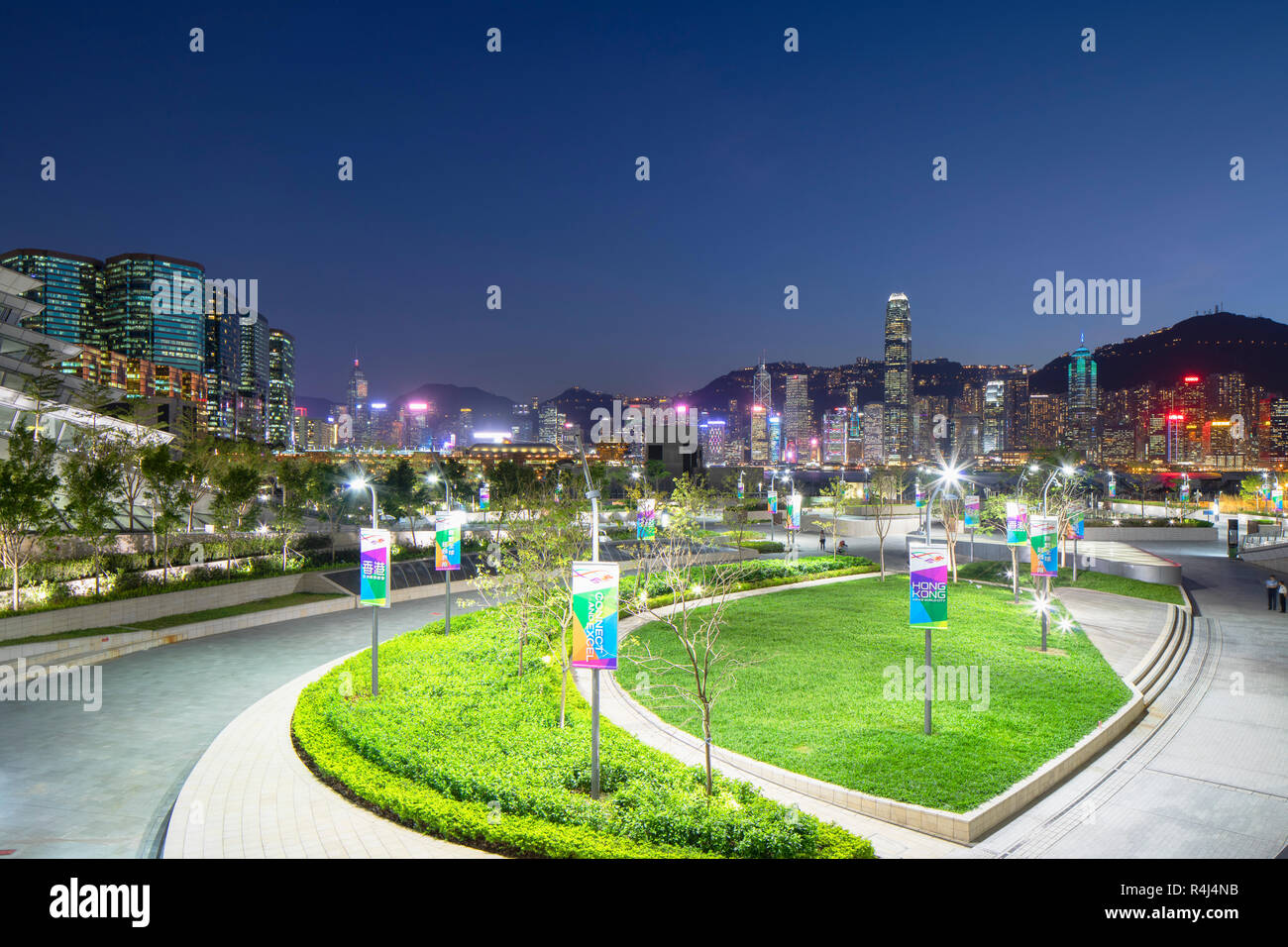 West Kowloon High Speed Rail Station und Plaza in der Dämmerung, Kowloon, Hong Kong Stockfoto