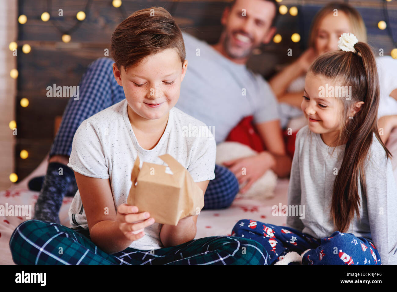 Glückliche Kinder öffnen Weihnachtsgeschenke Stockfoto