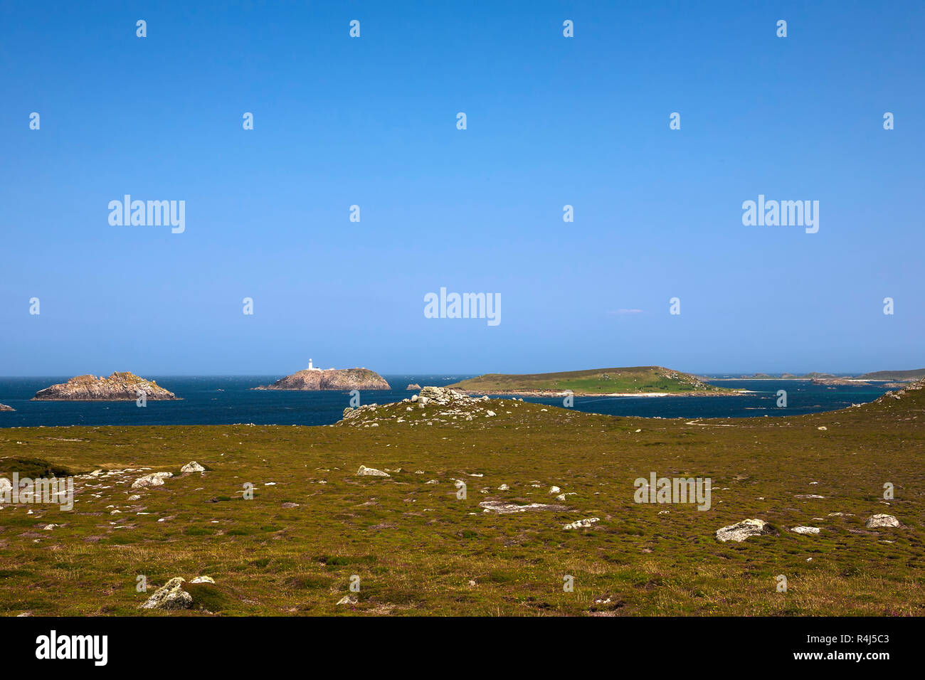 Die Inseln im Nordosten von gimble Point, Tresco: Männer-a-vaur, Round Island und St. Helen's, Scilly-inseln, Großbritannien Stockfoto