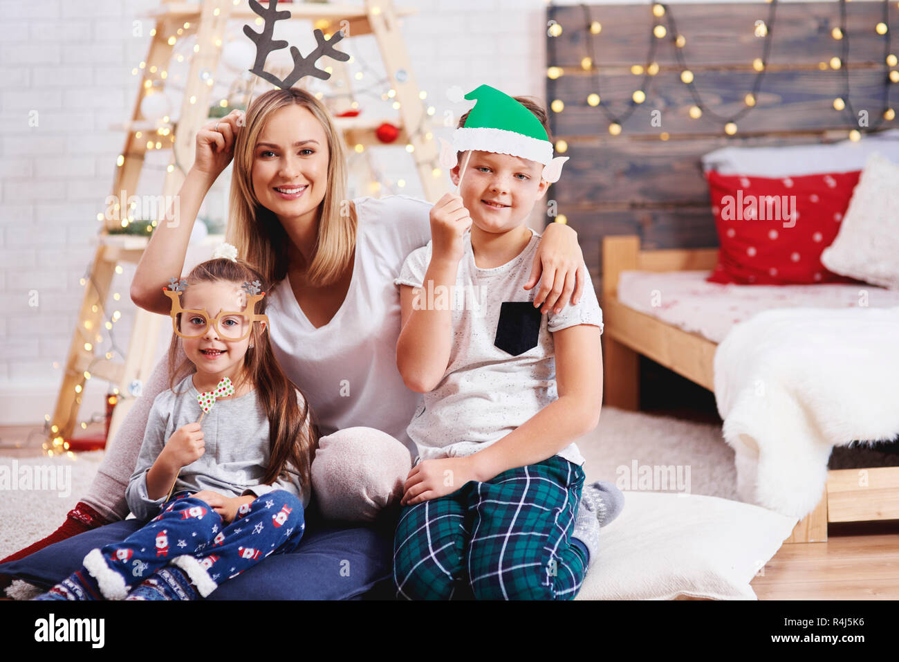 Portrait von Mutter und Kindern zu Weihnachten Stockfoto