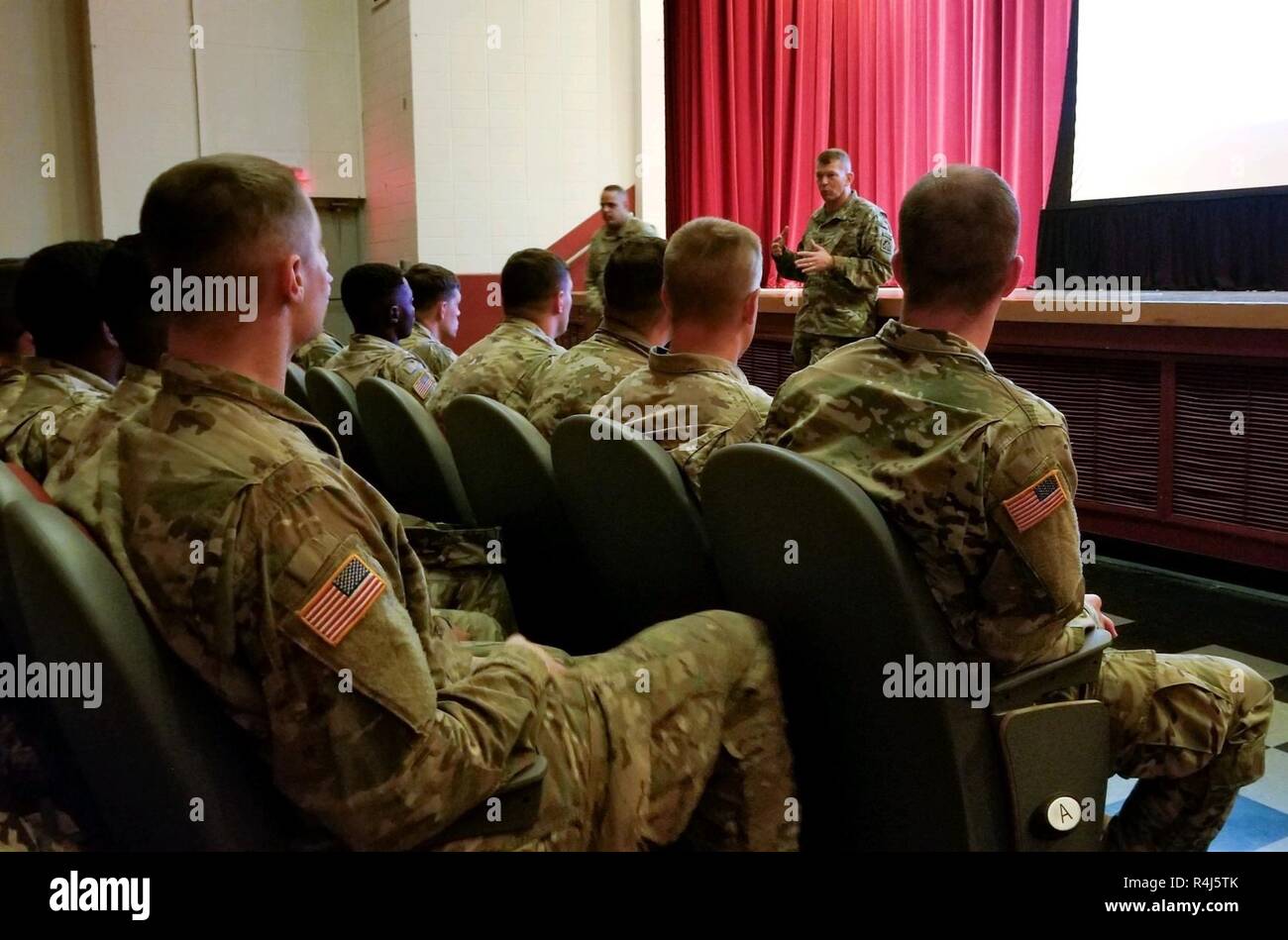 Armee Generalleutnant Jeffrey Buchanan, US-Army North Commander, Slips neu Soldaten vom 4 Infanterie Division, Fort Carson, Colo angekommen, und Fort Knox am Lackland Air Force Base, Texas. Die Soldaten sind in Texas zur Unterstützung der Operation treuer Patriot, ein Departement für Verteidigung zur Unterstützung der Abteilung für Innere Sicherheit und, Zoll- und Grenzschutzbehörden, um die nationale Sicherheit an der südlichen Grenze des Landes zur Verfügung zu stellen. Stockfoto