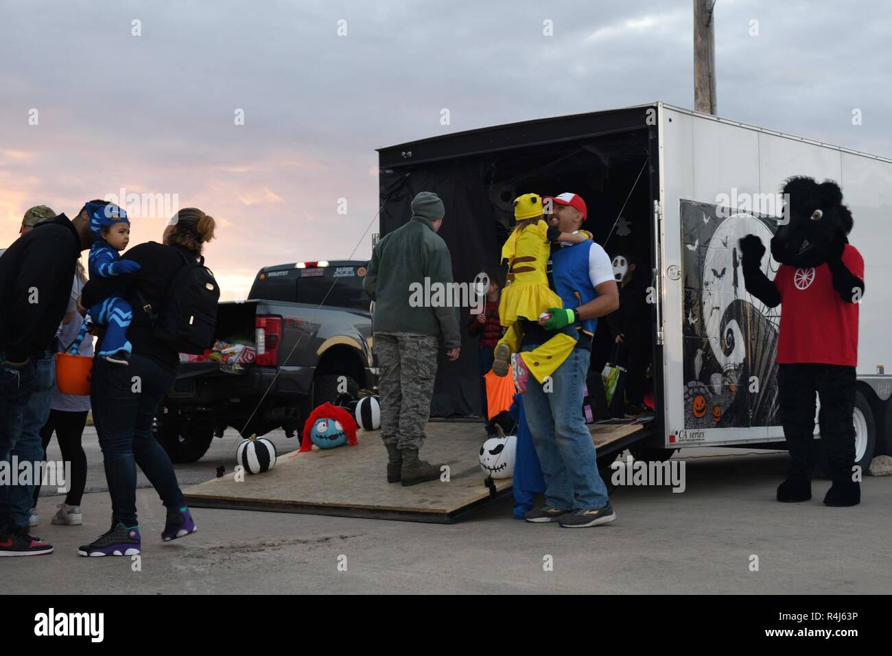 Kinder und ihre Familien warten in der Linie vor dem Eintritt in eine "Nightmare Before Christmas" Trailer bis zum 28 Logistik Bereitschaft Squadron in Ellsworth Air Force Base, S.D., Okt. 26, 2018 zur Verfügung gestellt. Freiwillige aus dem 28. Bombe Flügel ihre persönlichen und geschäftlichen Fahrzeugen mit Halloween Themen eingerichtet und legen Sie auf die Anzeige. Stockfoto