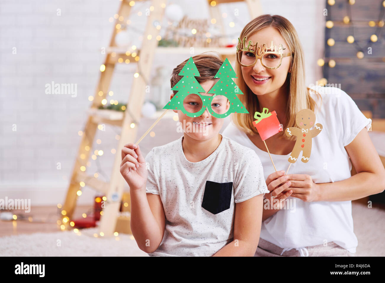 Portrait von Mutter und Sohn mit Weihnachten Maske Stockfoto