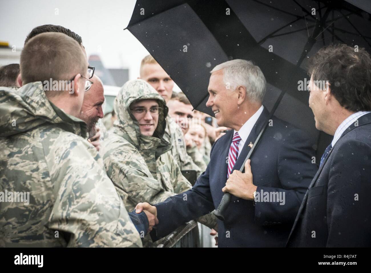 Der Vizepräsident der Vereinigten Staaten Michael R. Pence begrüßt die Mitglieder des 179Th Airlift Wing in Mansfield, Ohio, Okt. 31, 2018. Stockfoto