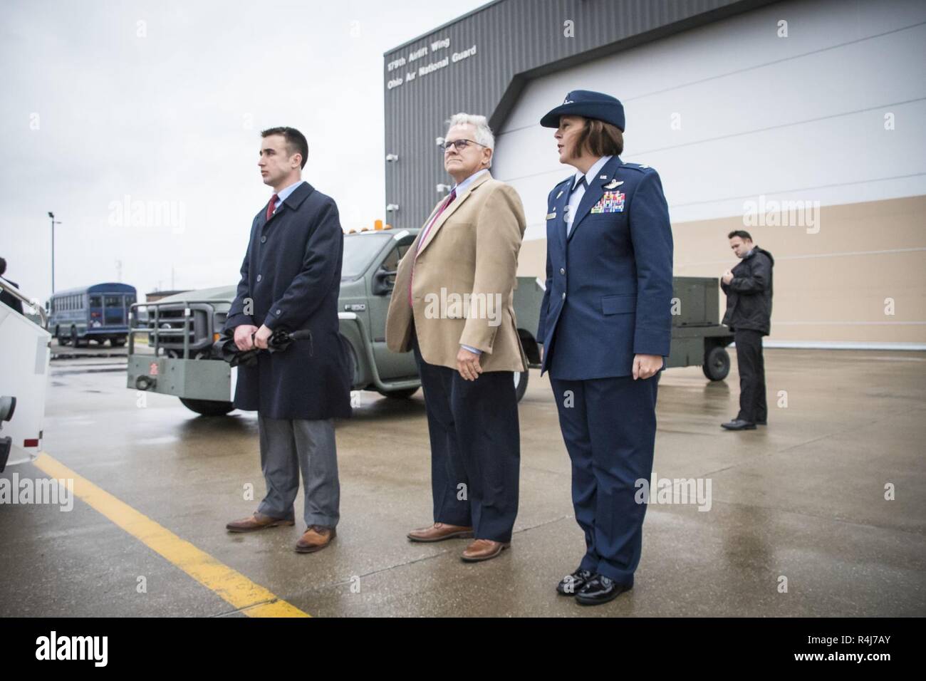 Oberst Allison Miller, 179Th Airlift Wing Commander wartet mit Mansfields Bürgermeister, Tim Theaker für die Ankunft der Vizepräsident der Vereinigten Staaten Michael R. Pence an der 179th Airlift Wing, Mansfield, Ohio, Okt. 31, 2018. Stockfoto