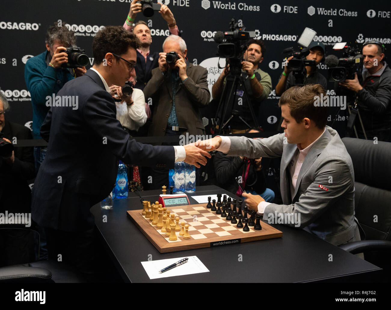 World Chess Championship in London 2018. Magnus Carlsen, weltweit die Nummer Eins aus Norwegen, behielt seinen Titel gegen Fabiano Caruana nach einem Tie-break. Stockfoto