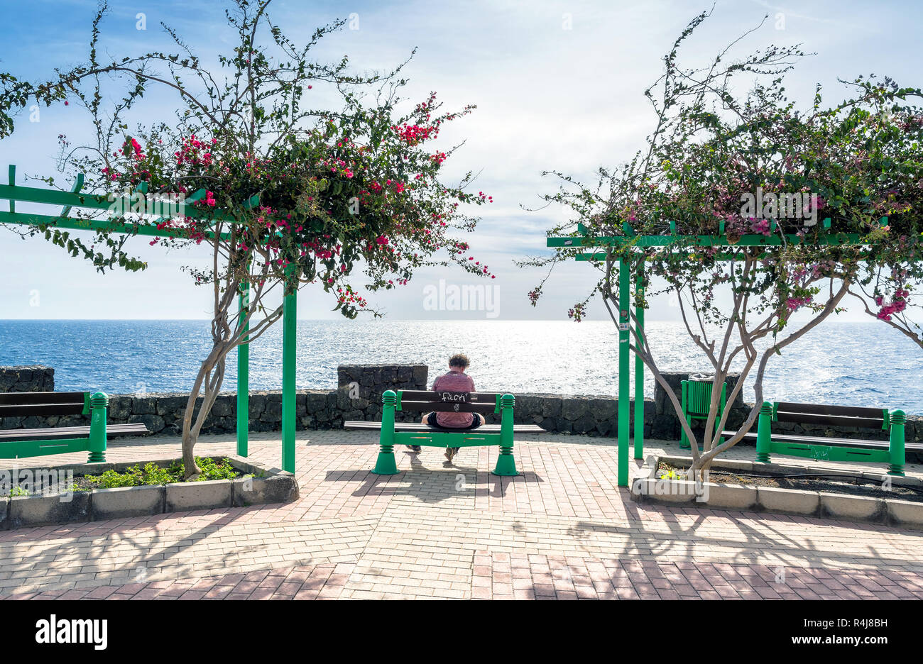 Puerto del Carmen, Spanien - 30. Dezember 2016: Altstadt und Hafen Promenade mit nicht identifizierten ruhenden Jogger in Puerto del Carmen, Spanien. Puerto del Auto Stockfoto