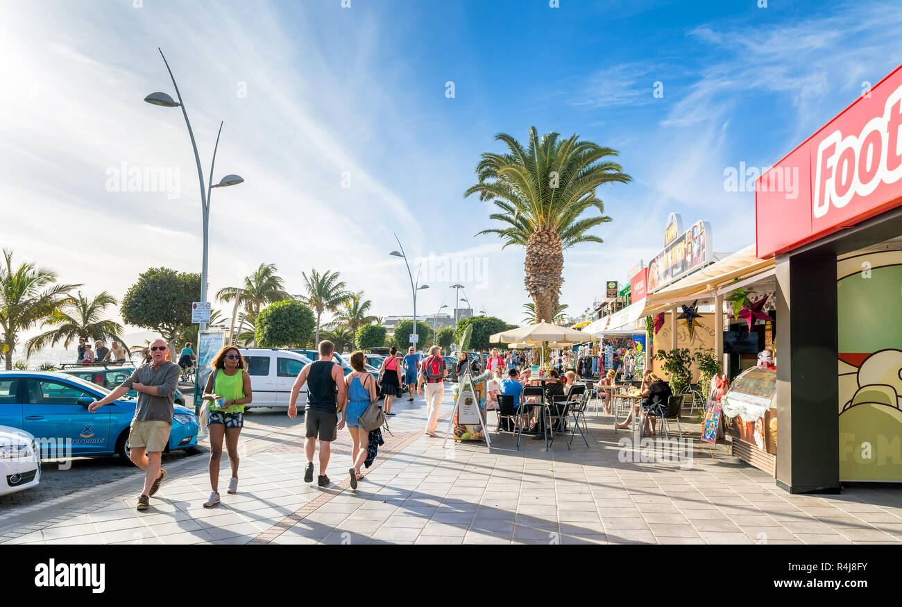 Puerto del Carmen, Spanien - 30. Dezember 2016: die Avenida de las Playas street view mit Touristen in Puerto del Carmen, Spanien. Avenida de las Playas ist 7. Stockfoto
