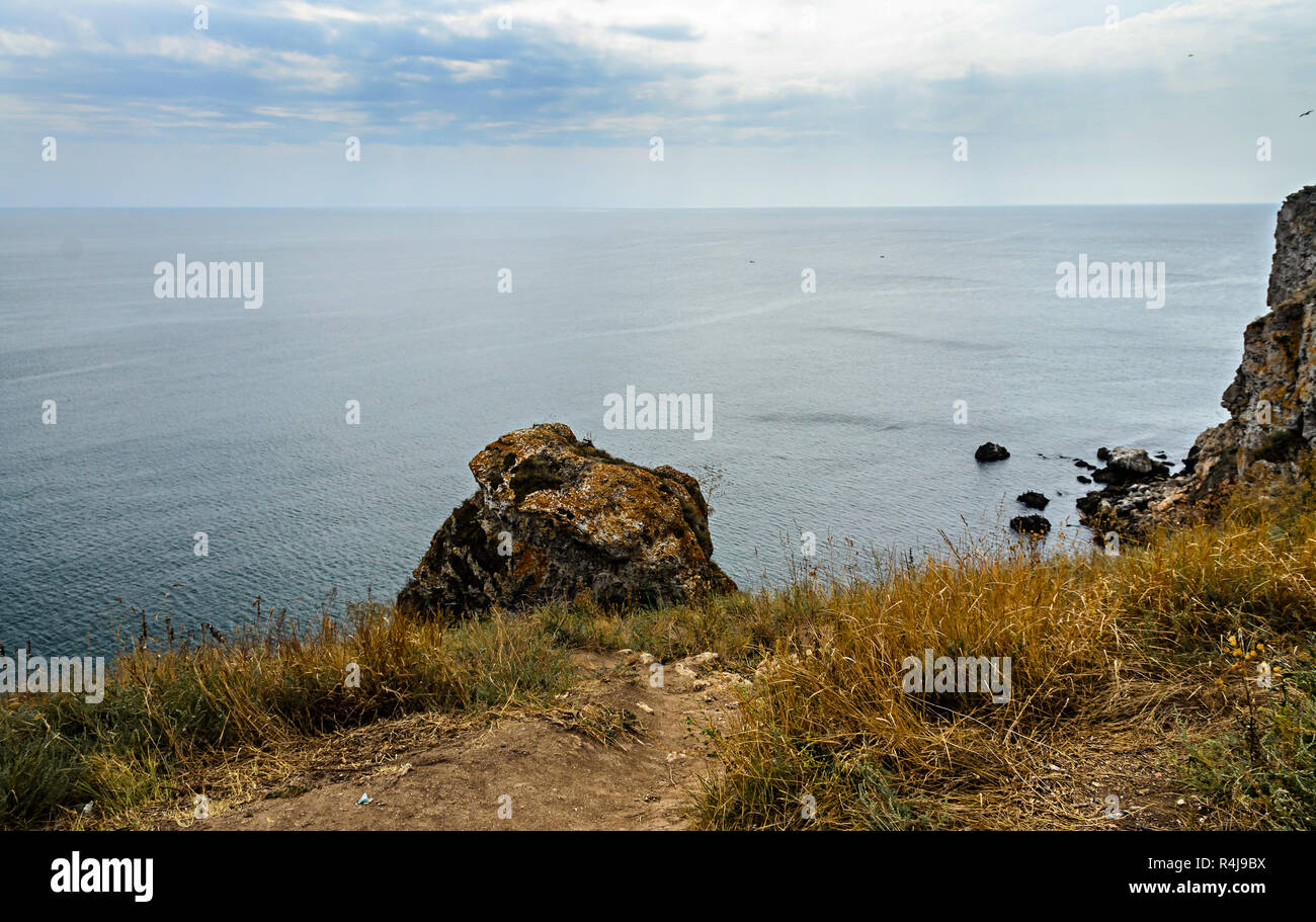 Grüne Thracian Cliffs, Kaliakra Leuchtturm, am Schwarzen Meer Wasser, bulgarischen Küste. Stockfoto