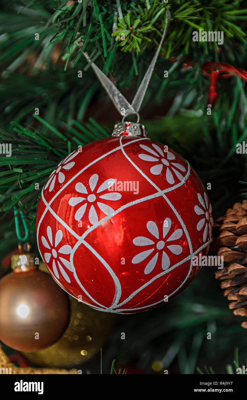 Christmas tree hanging Ornament, rote Kugel, aus der Nähe. Stockfoto