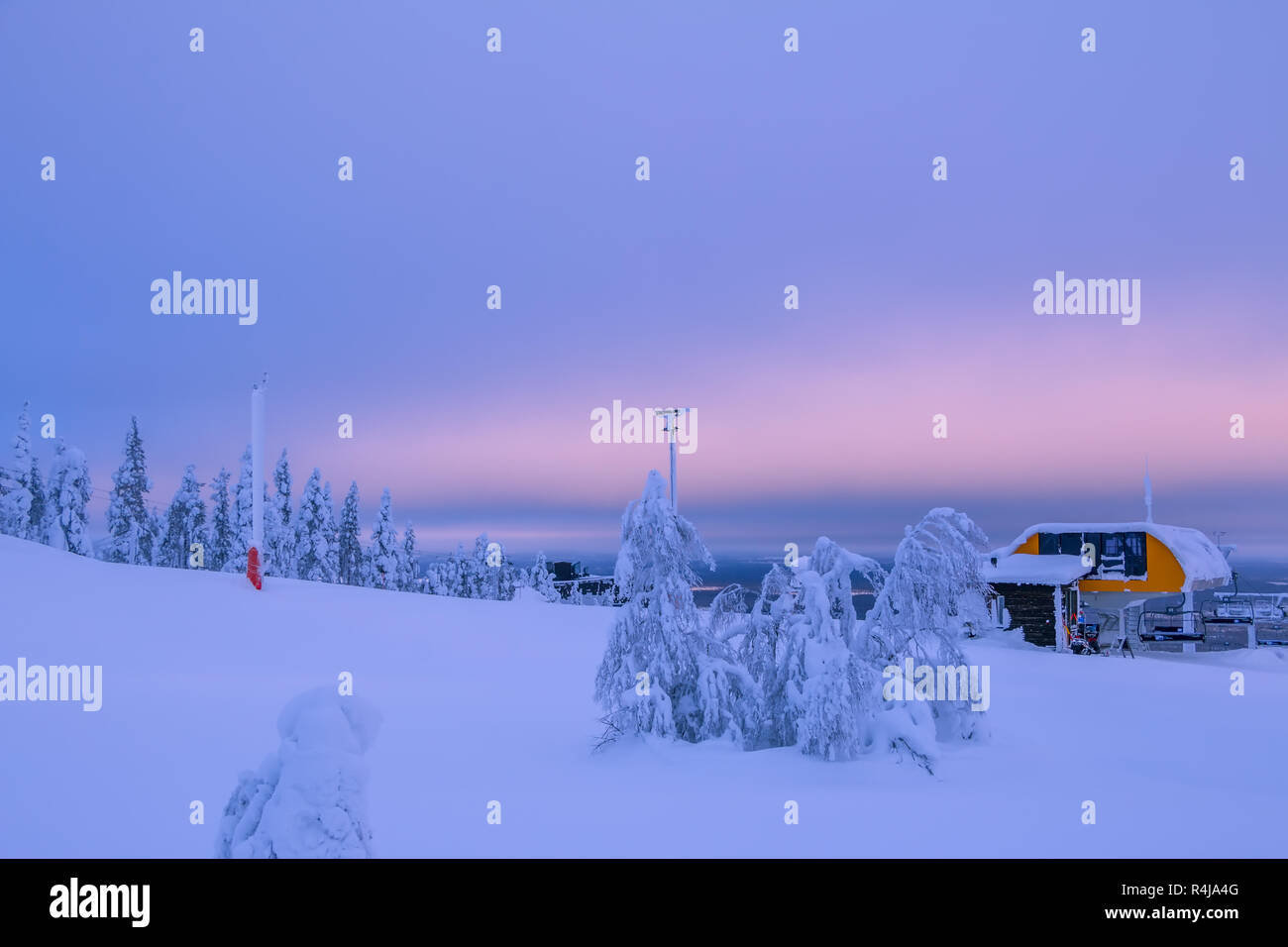 Winter in Finnland. Polar Tag. Ski Lift Station auf dem Gipfel des Berges. Viel Schnee Stockfoto
