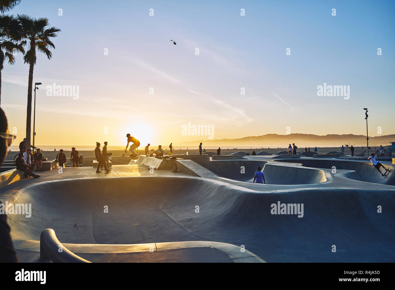 Skatepark bei Sonnenuntergang in Venice Beach, USA Stockfoto