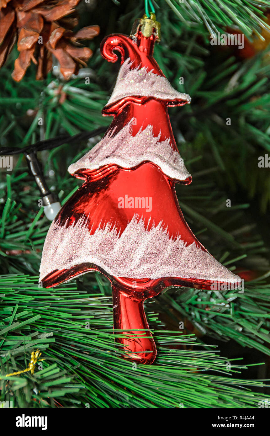 Weihnachten Baum hängen Rot Ornament, aus der Nähe. Stockfoto