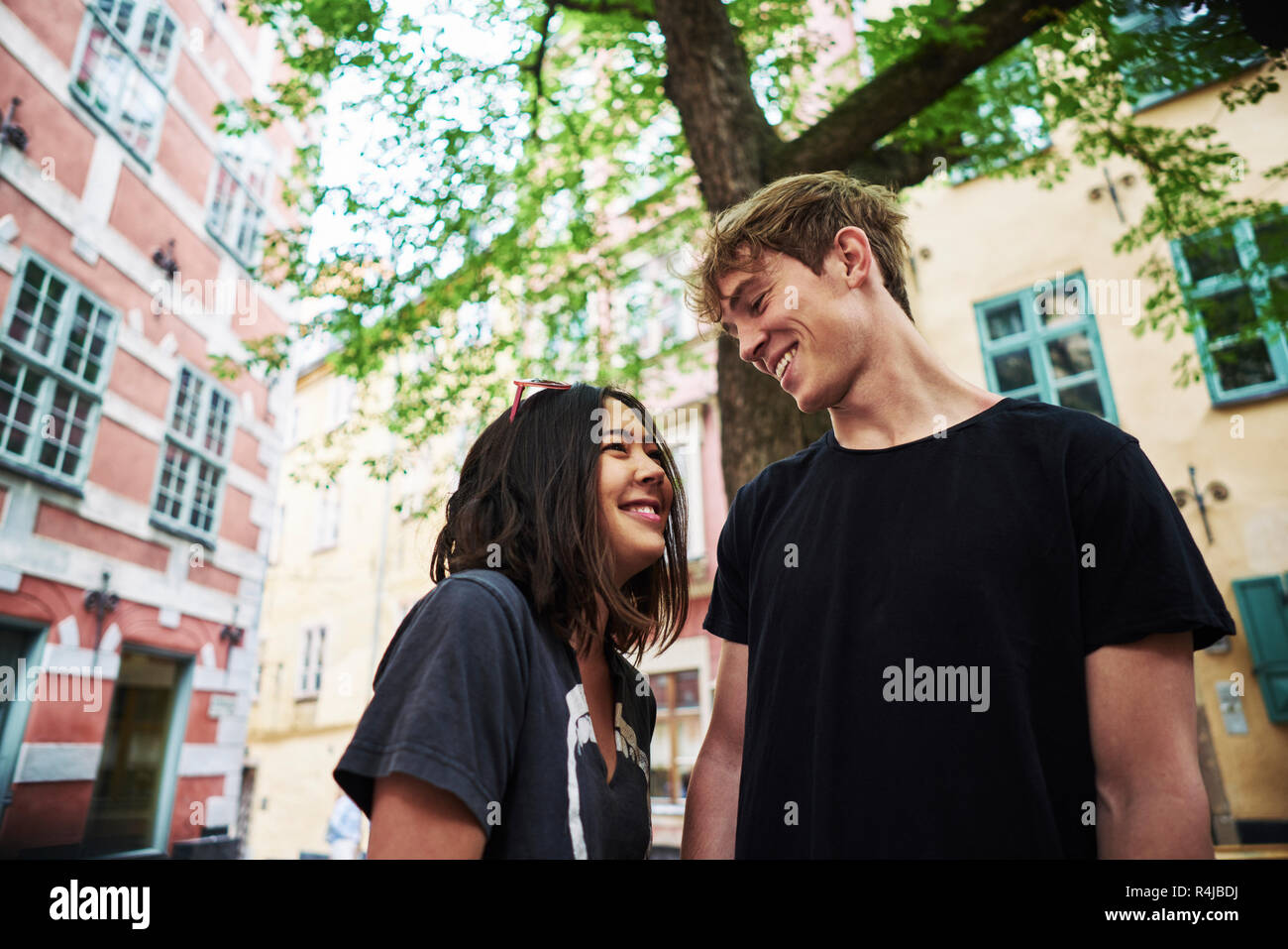 Paar lächelnd im Freien in Stockholm Stockfoto