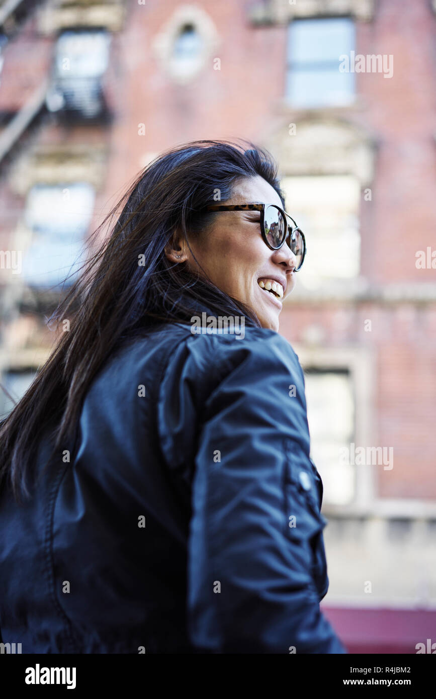 Frau mit Sonnenbrille in Manhattan, New York Stockfoto