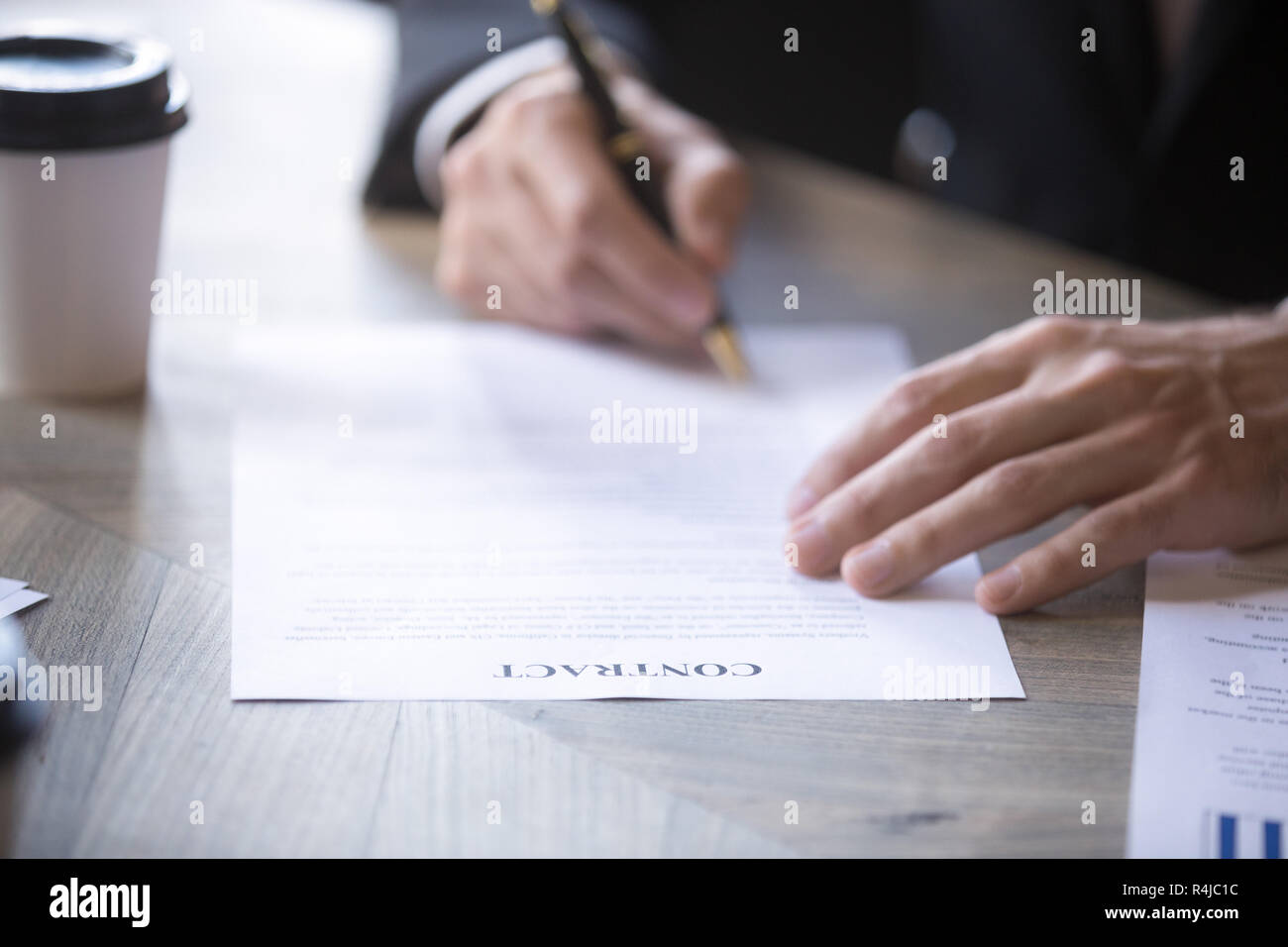 Mann in Anzug unterzeichnet Vertrag mit Business Partner, Beschäftigung con Stockfoto