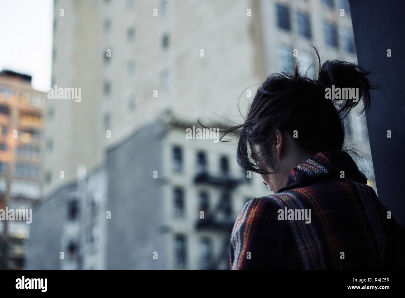 Junge Frau steht auf einer Straße in Manhattan, New York Stockfoto
