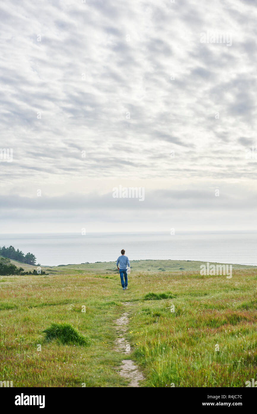 Mitte der erwachsenen Mann zu Fuß in Feld in Kalifornien, USA Stockfoto