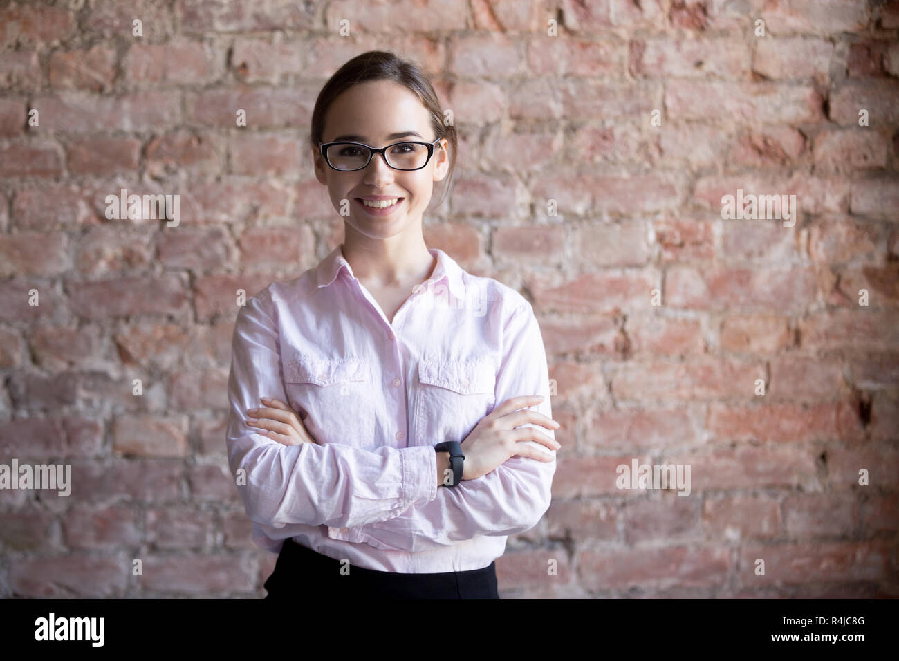 Portrait von erfolgreichen lächelnden Geschäftsfrau mit Brille. Stockfoto
