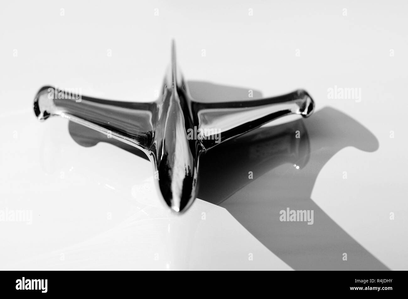 Die Kühlerfigur geformt wie ein Flugzeug auf einem antiken Ford Automobil. Stockfoto