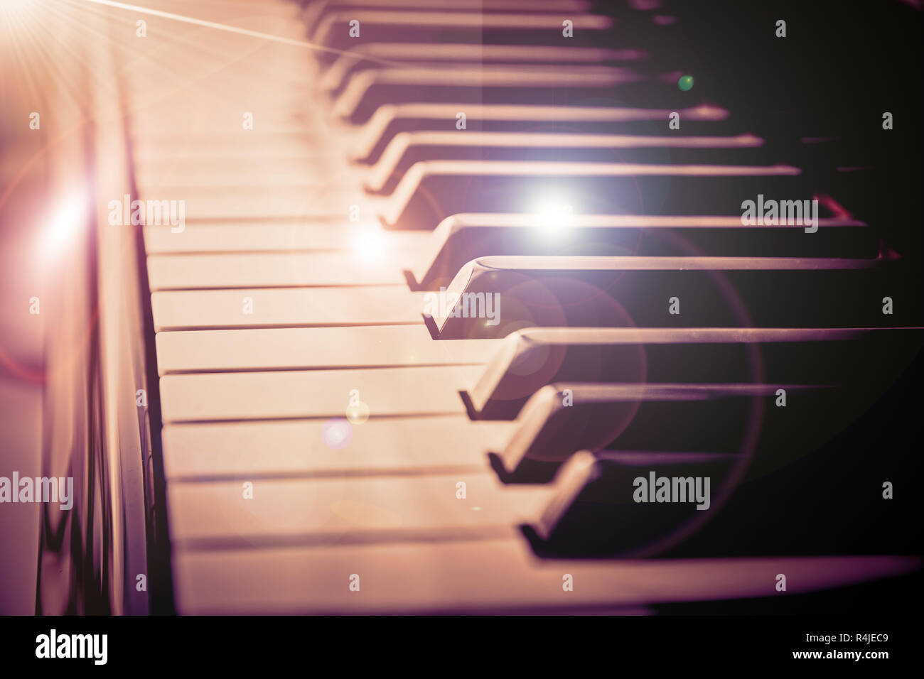 Nahaufnahme von Piano keys. Farbe und Licht Filter. Stockfoto