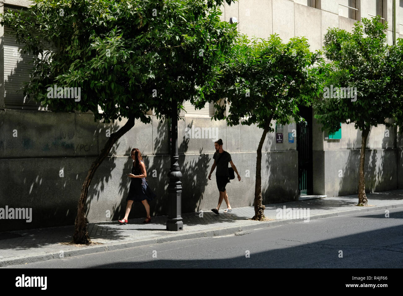 Menschen zu Fuß im Schatten in Sevilla, Spanien. August 2018 Temp 43 degrees​. Stockfoto