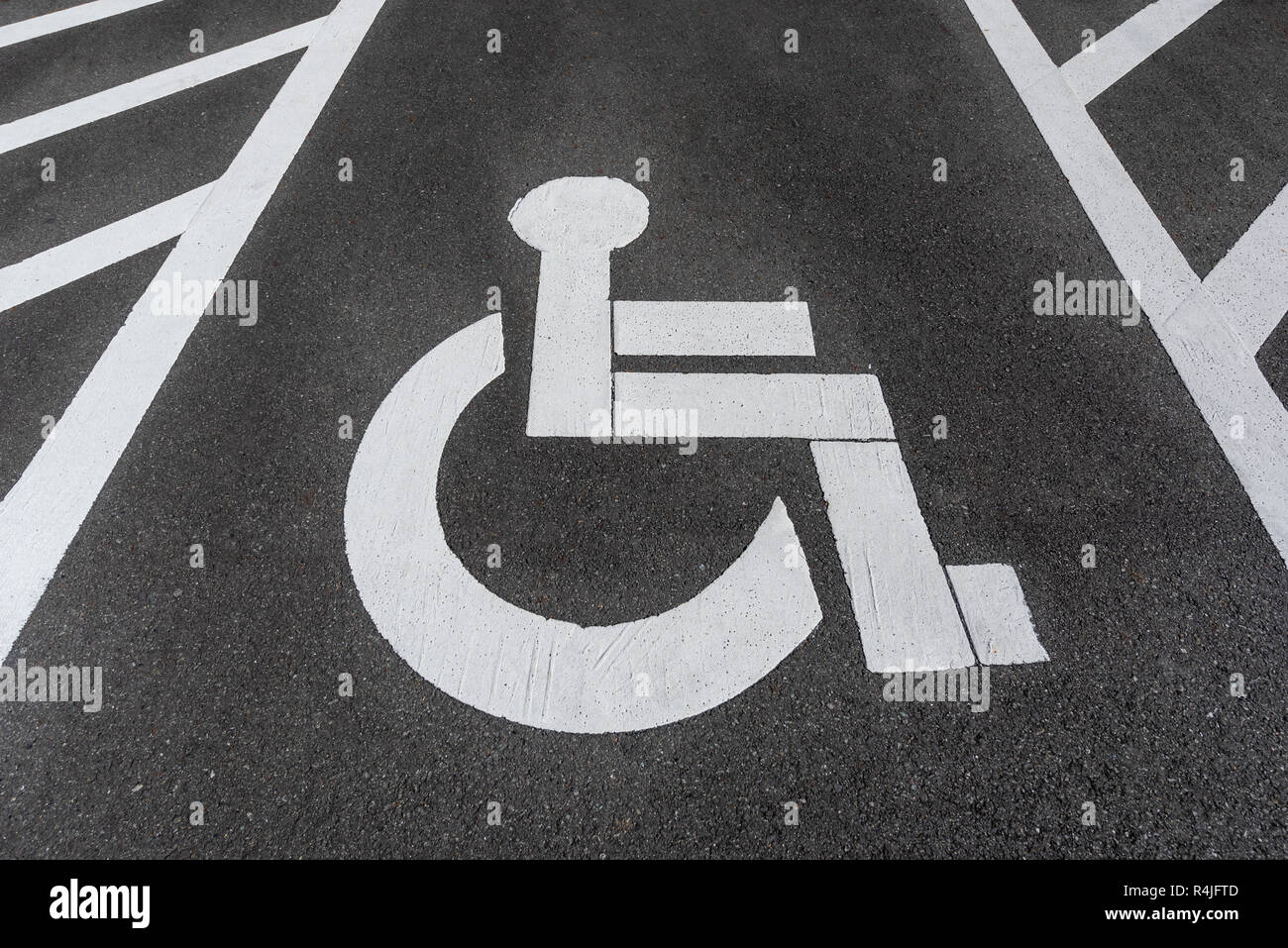Behinderte parken Schild an der Straße Asphalt gemalt. Stockfoto
