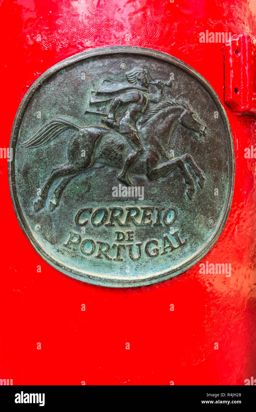 Detail antiker Portugiesische mail Box zeigt einen Reiter sein Horn blasen Stockfoto