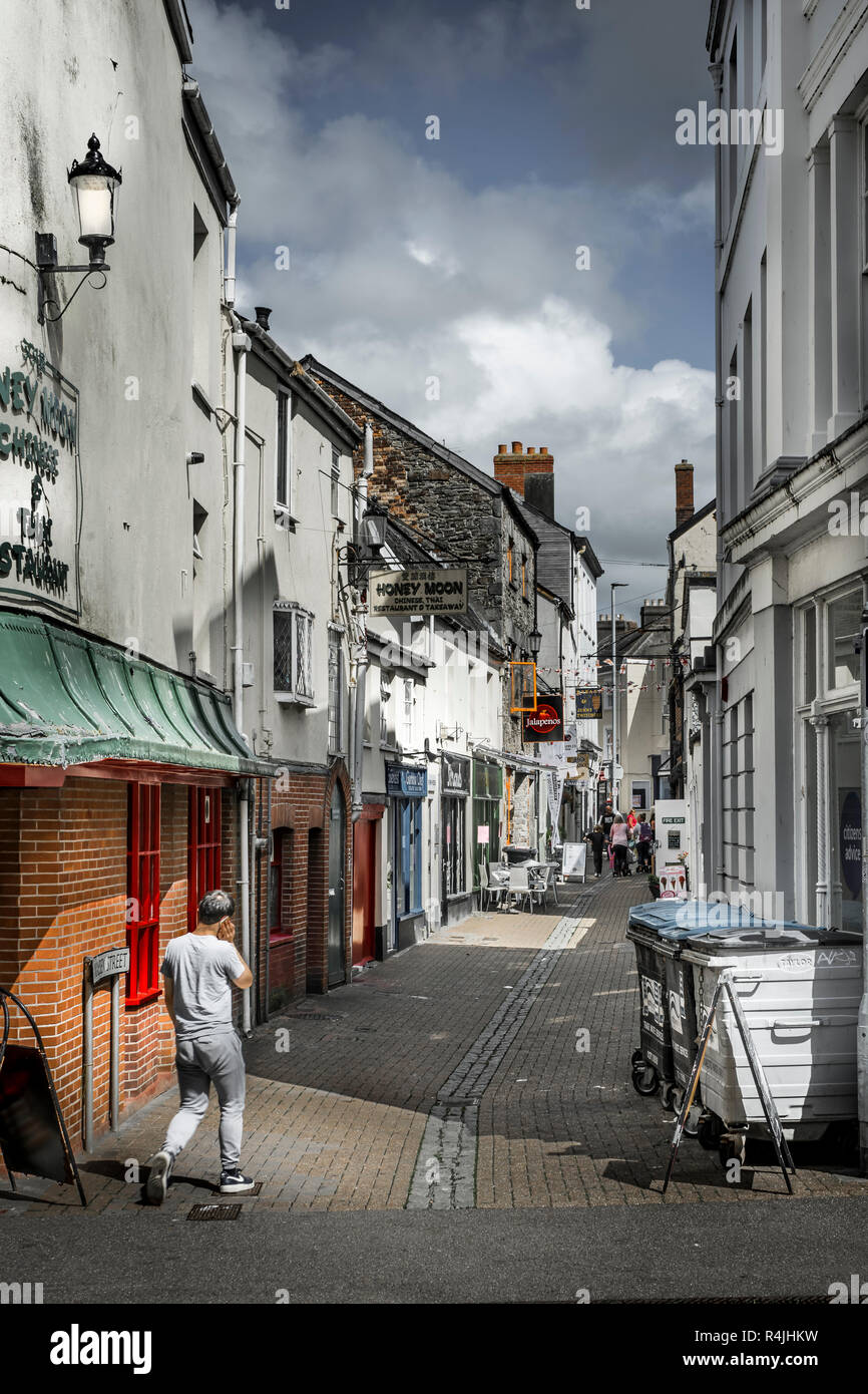 Maiden Street, einer Seitenstraße in Barnstaple, Devon, beliebt für die Vielfalt der Take-away-Restaurants zur Verfügung. Stockfoto