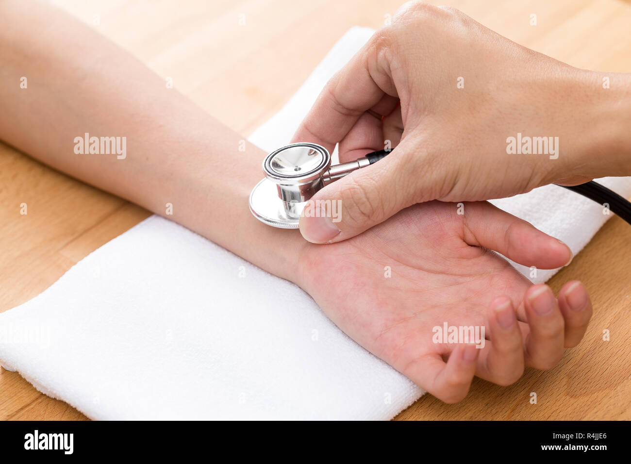 Chinesische Arzt, Patienten einchecken Pulsfrequenz Stockfoto