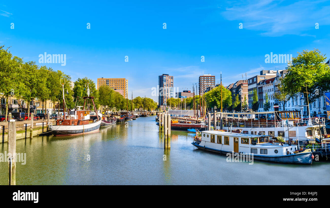 Modernes hohes Gebäude in der Stadt Rotterdam am Haringvliet Kanal in den Niederlanden Stockfoto