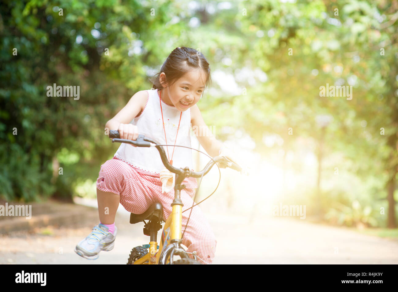 Aktiv asiatischen Kind reiten Bike Outdoor. Stockfoto