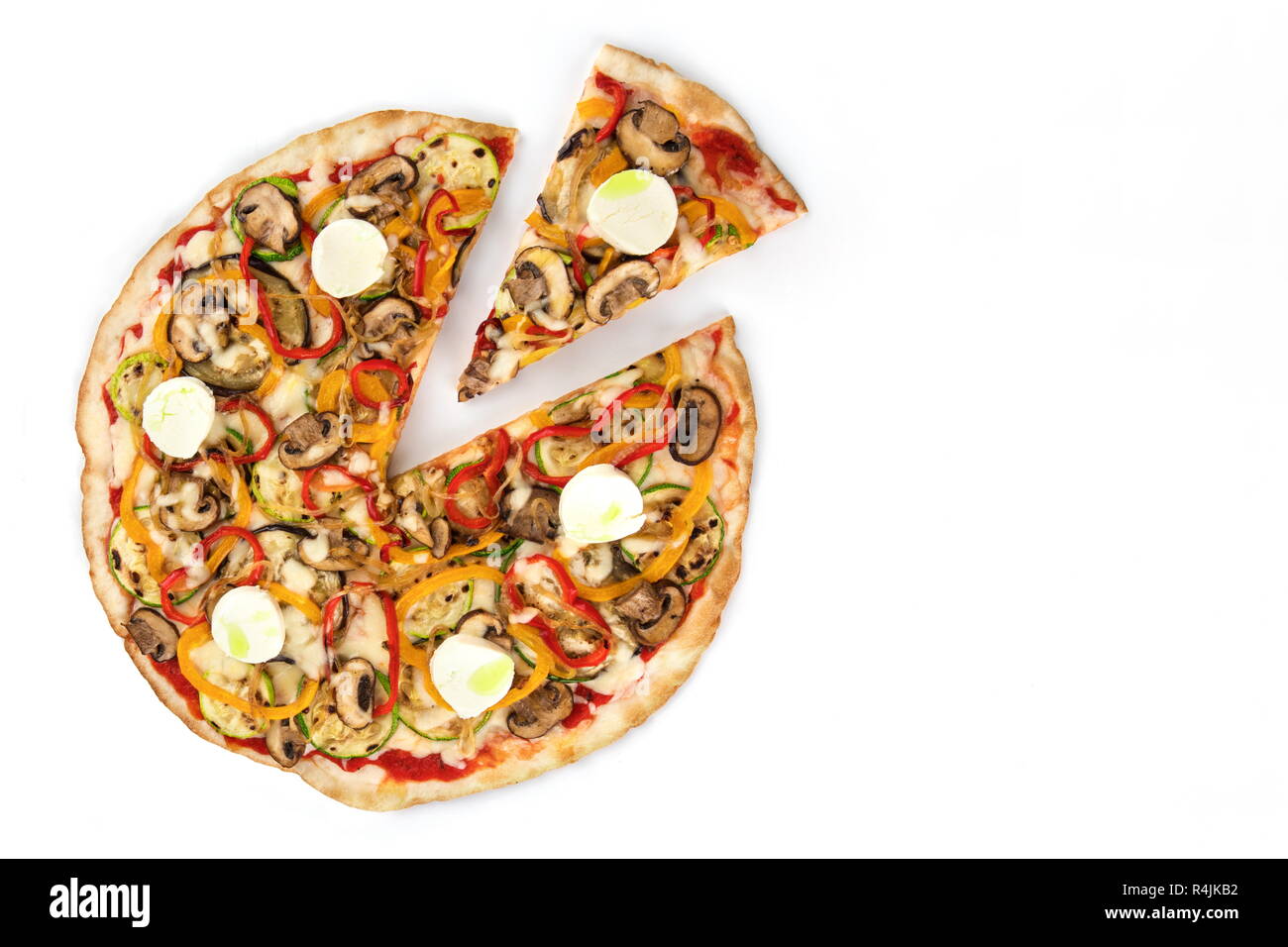 Vegetarische Pizza Ansicht von oben mit einer Schicht. Mit Champignons und Mozzarella und seine Bestandteile auf weißem Hintergrund garniert, Ansicht von oben Stockfoto