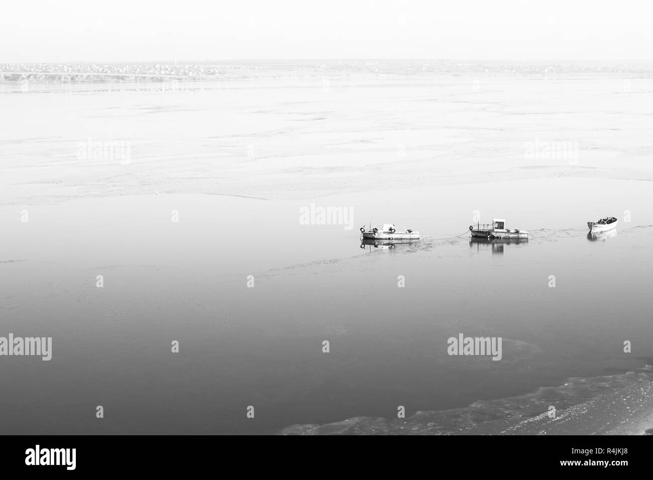 Ein paar kleine Schiffe im Meer in der Nähe der Küste Stockfoto