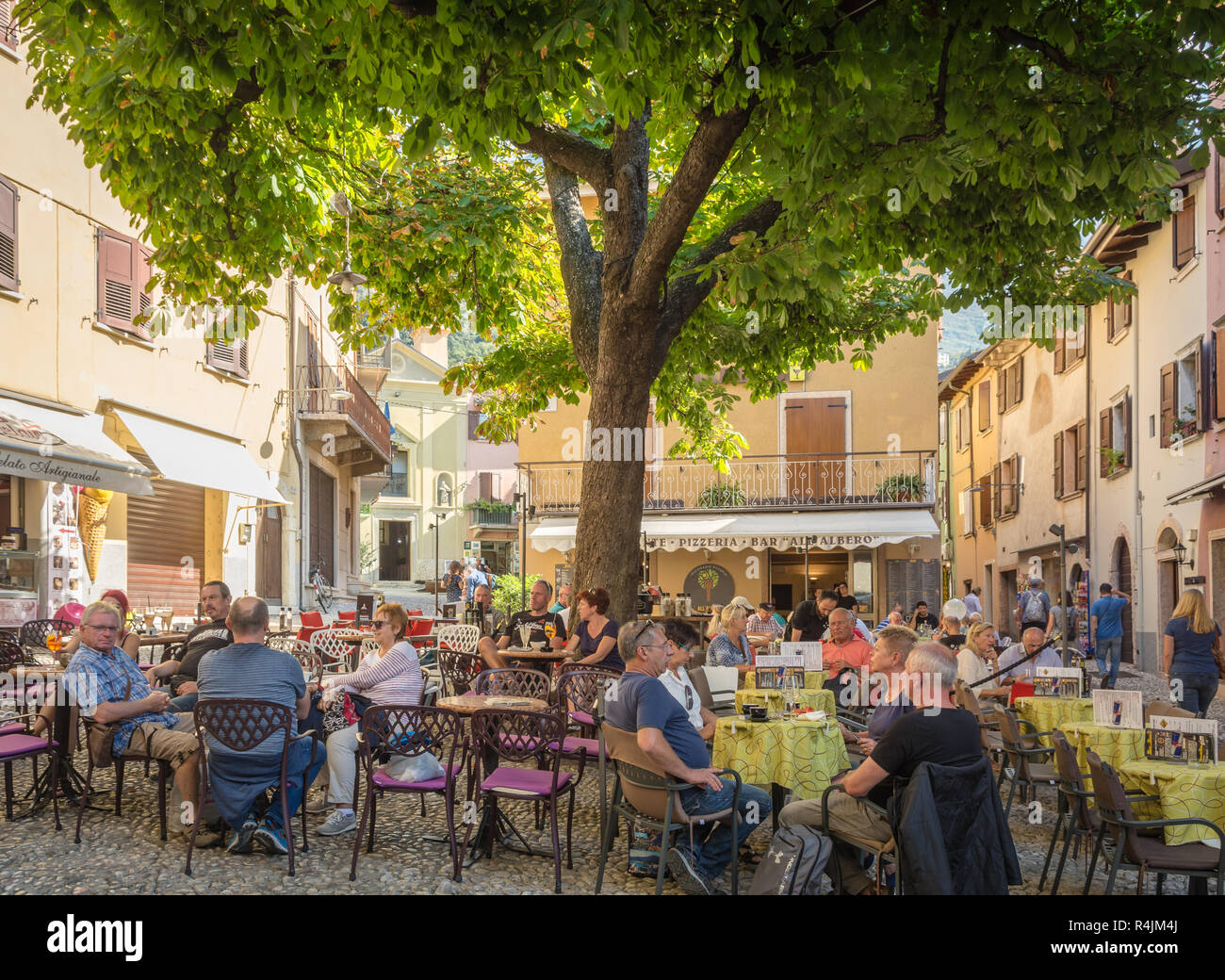 Street Café im Zentrum des mittelalterlichen Dorfes von Malcesine. Es ist einer der charakteristischsten Orte des Gardasees in der Provinz von Verona, Italien. Stockfoto