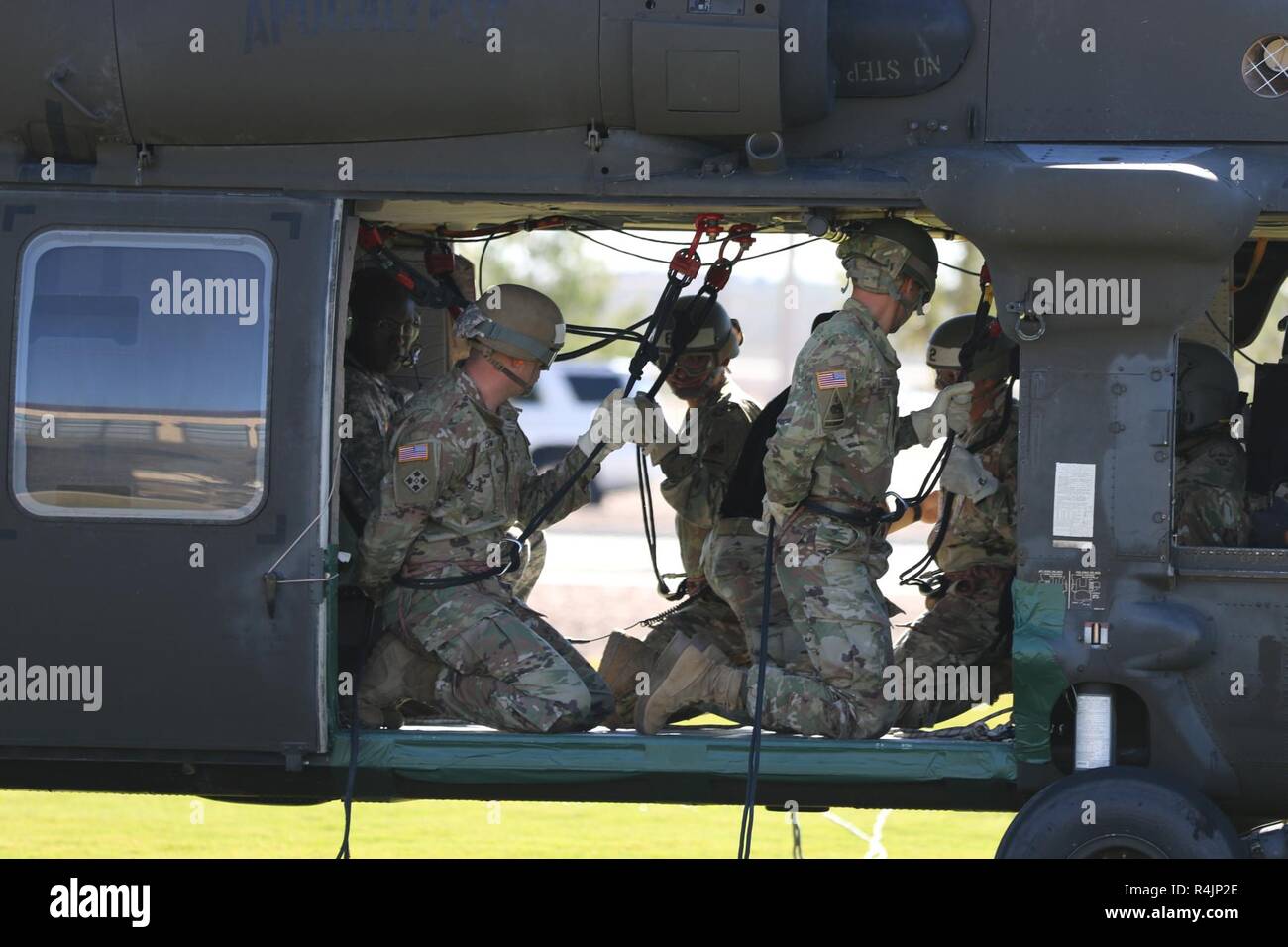 Studenten aus Air Assault Klasse des Eisernen Ausbildung Ablösung 08-07 Board ein UH-60 Blackhawk Hubschrauber, wie Sie sich vorbereiten in Fort Bliss, Texas, 26. Oktober 2018 hielt mehr als 90 Fuß während des Abseilens Phase des Air Assault Kurs zu Abseilen. Ist die 1. Panzerdivision Combat Aviation Brigade zur Verfügung Hilfe zur Unterstützung des 10-tägigen Kurses. Stockfoto