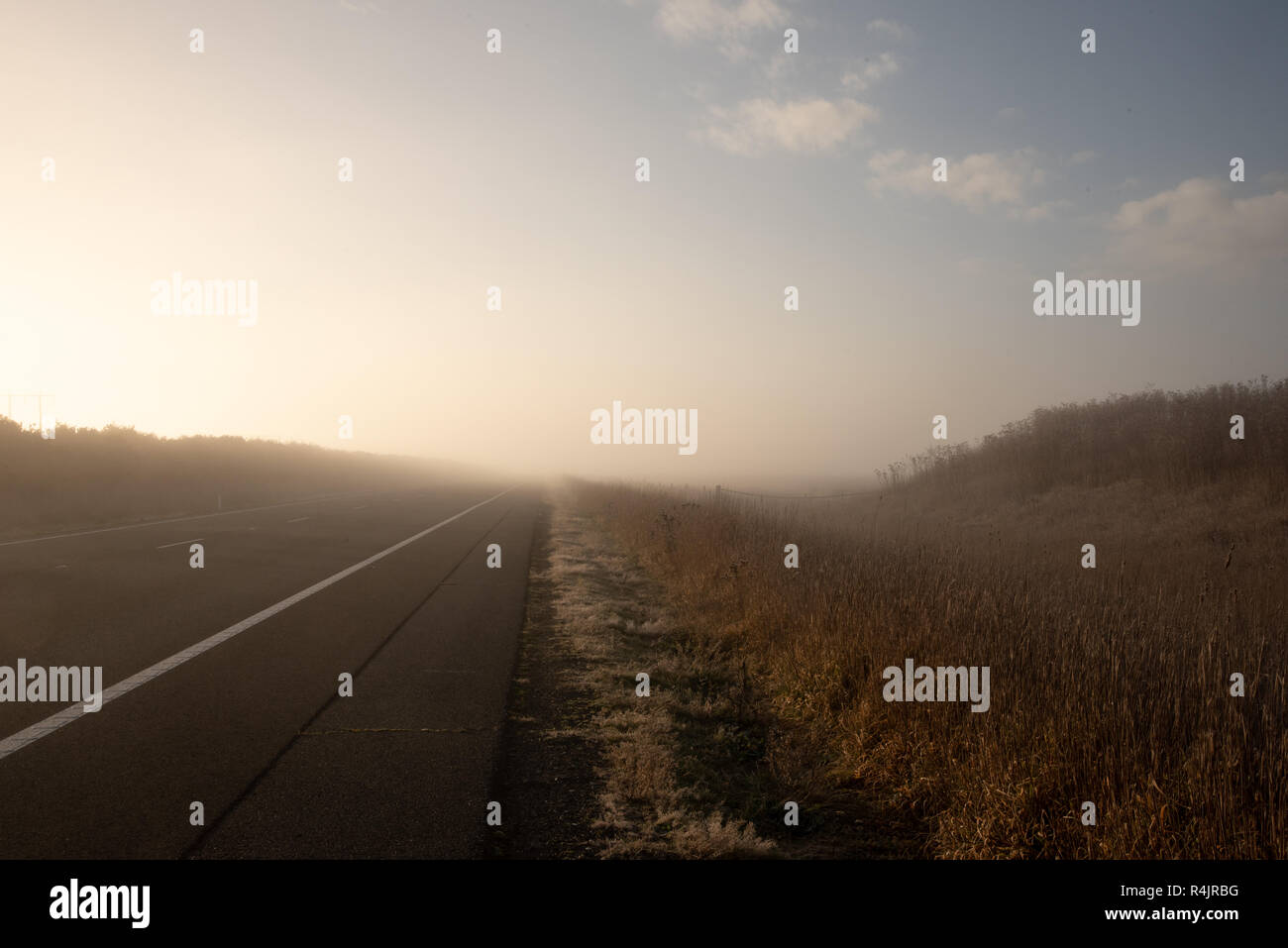 Misty Straße in die australische Land im Outback von New South Wales Stockfoto