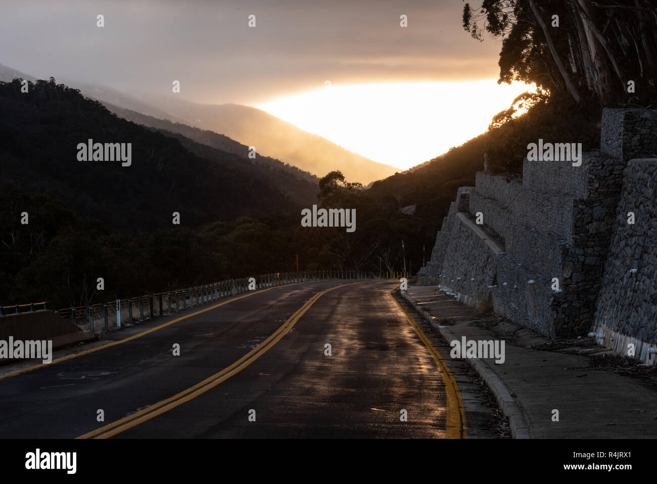 Sonnenaufgang am oberen Eingang der Thredbo Australien Stockfoto