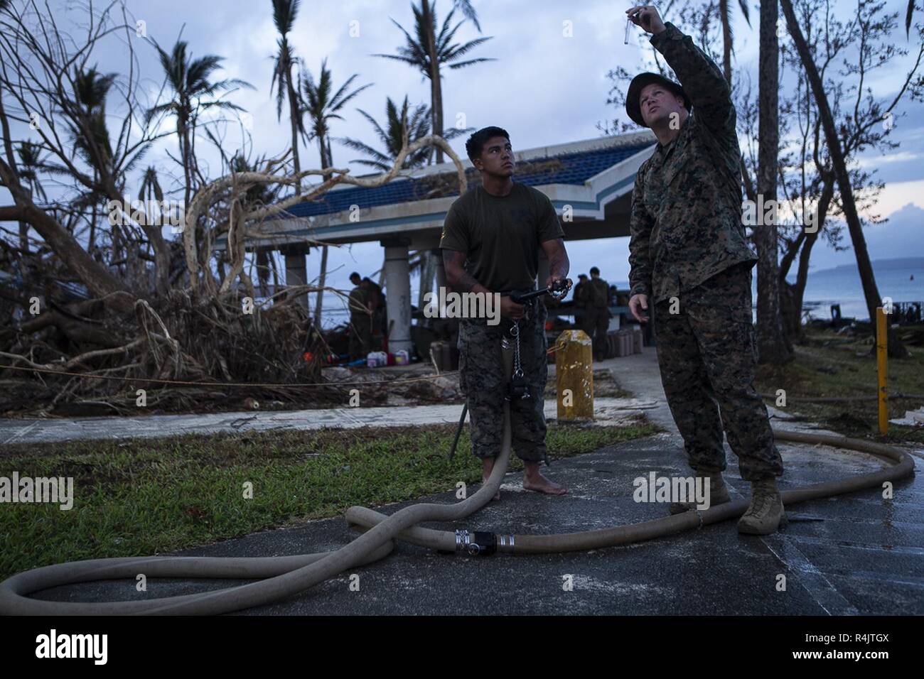 Us Navy Lieutenant Daniel Kemp, Bataillon Chirurg für Bekämpfung der Logistik Bataillon 31, Kontrollen einer Stichprobe von gereinigtem Wasser neben einem Strand auf Tinian, Commonwealth der Nördlichen Marianen, November 1, 2018. Kemp, ein Eingeborener von Tacoma, Washington, in der Marine 2014 in Betrieb nach seinem Studium an der Universität von Nebraska Medical School. Marines mit dem 31 Marine Expeditionary Unit und CLB-31 können Reinigen mehr als 20 tausend Liter Wasser jeden Tag die dringenden Bedürfnisse der Bevölkerung von Tinian zu erfüllen. Die Marines kam auf Antrag der CNMI Beamten und der US-amerikanischen Federal Emergency Management Stockfoto