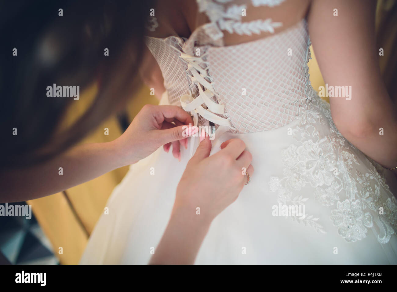 Brautjungfer Das Binden Einer Schleife Auf Elegante Hochzeit Einer Braut Kleid Stockfotografie Alamy