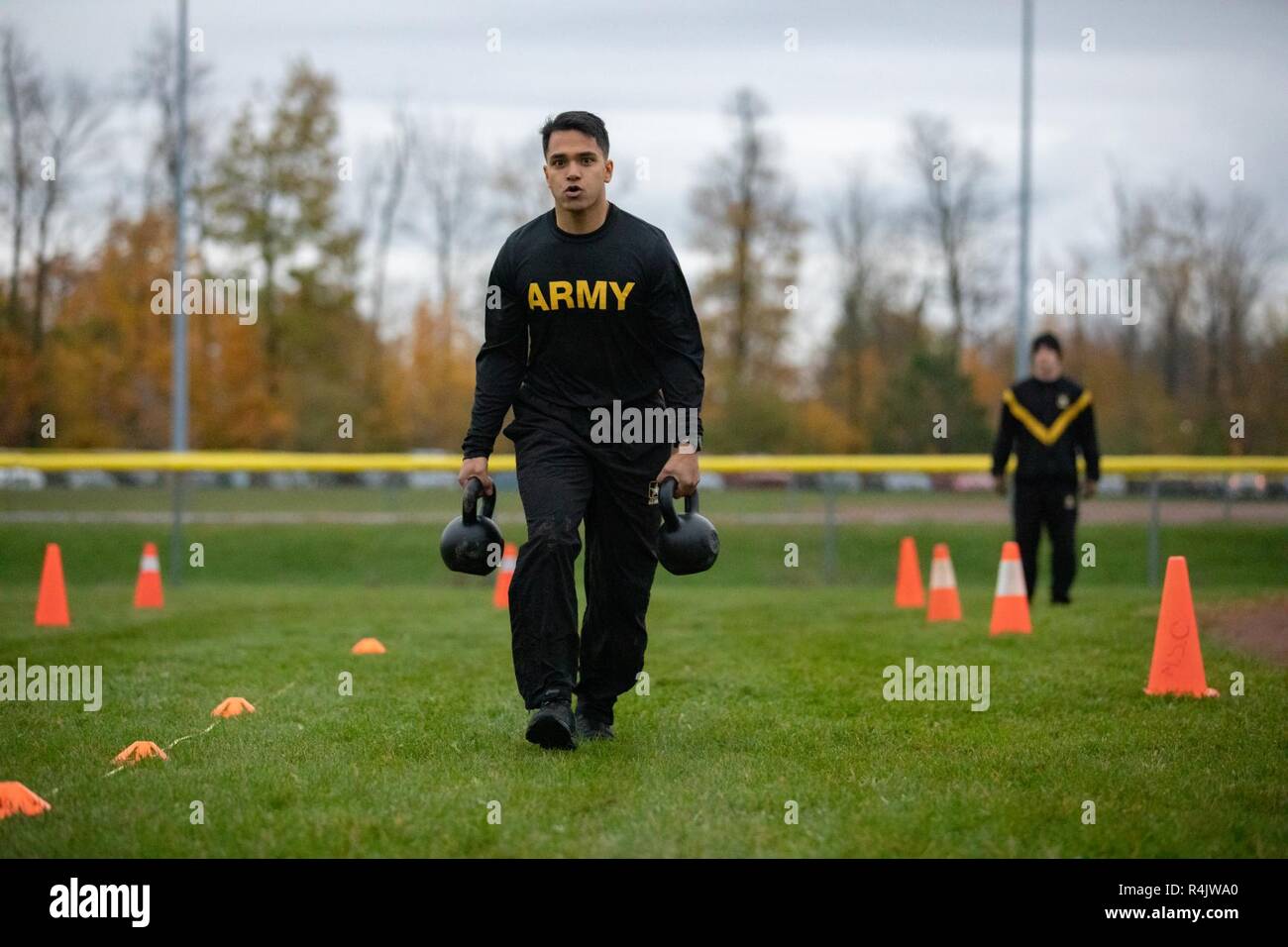 Sgt. Traighe Rouse, 1-87, 1 BCT 10 MTN, trägt zwei 40 Pfund Wasserkocher Glocken während der 250 Meter Sprint, Ziehen und Tragen bei der neuen Armee bekämpfen Fitness Test (ACFT) Fort Drum, N.Y., Nov. 1, 2018. Stockfoto