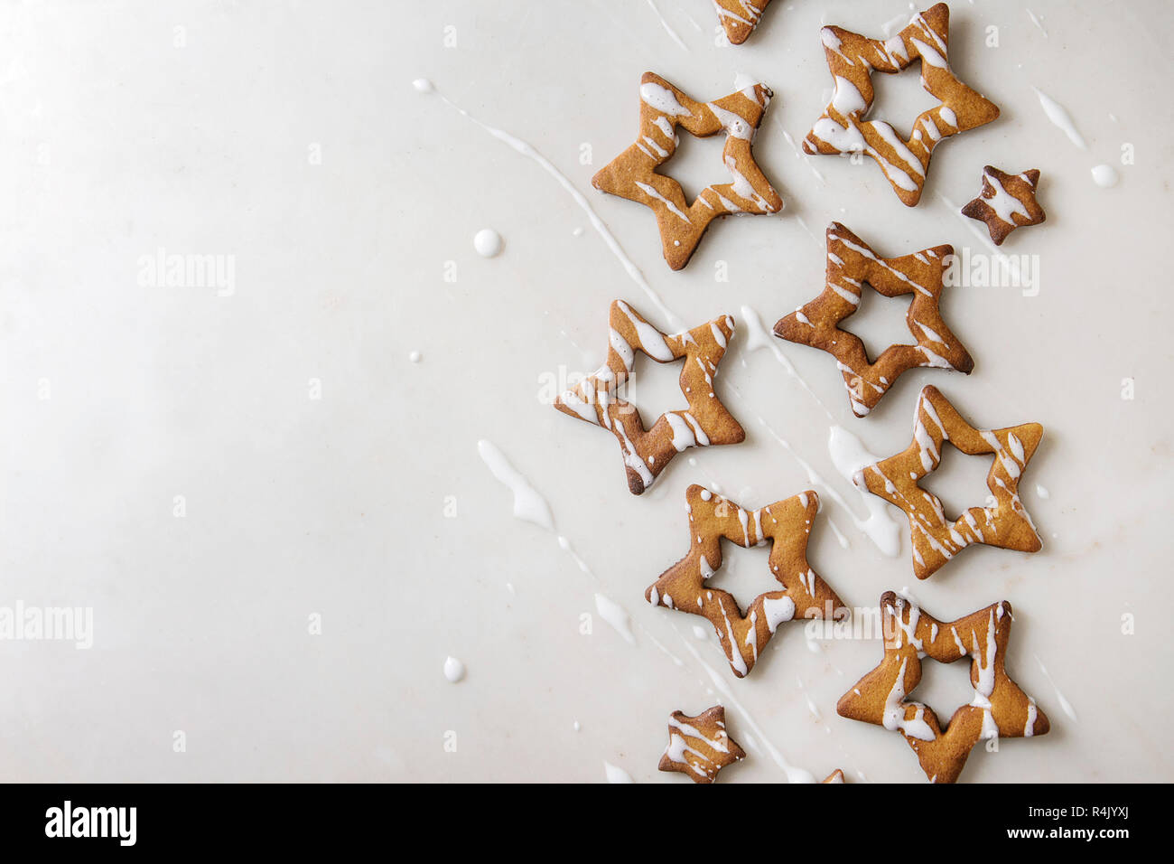 Hausgemachte Weihnachten Stern Zucker caramel Cookies mit Zuckerguss über weißem Marmor Hintergrund. Flach, kopieren. Süße Weihnachten oder Neujahr Geschenk. Stockfoto