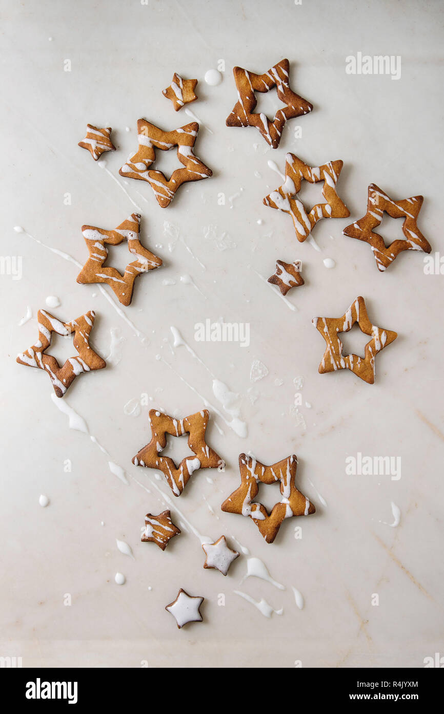 Hausgemachte Weihnachten Stern Zucker caramel Cookies mit Zuckerguss über weißem Marmor Hintergrund. Flach, kopieren. Süße Weihnachten oder Neujahr Geschenk. Stockfoto
