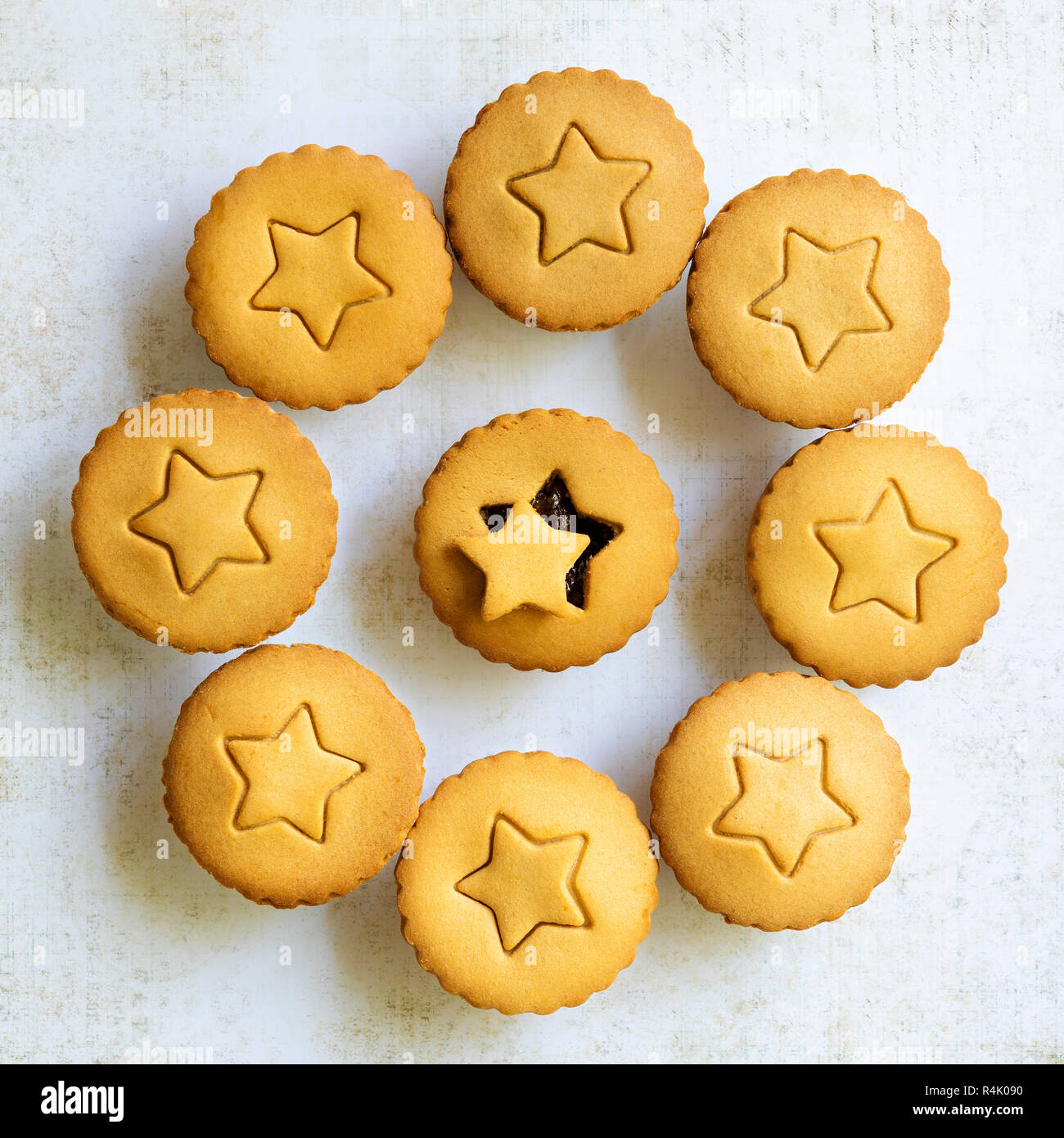 Lebkuchen Obstkuchen mit einem Stern auf der Konditorei Deckel vor den Mund. Stockfoto