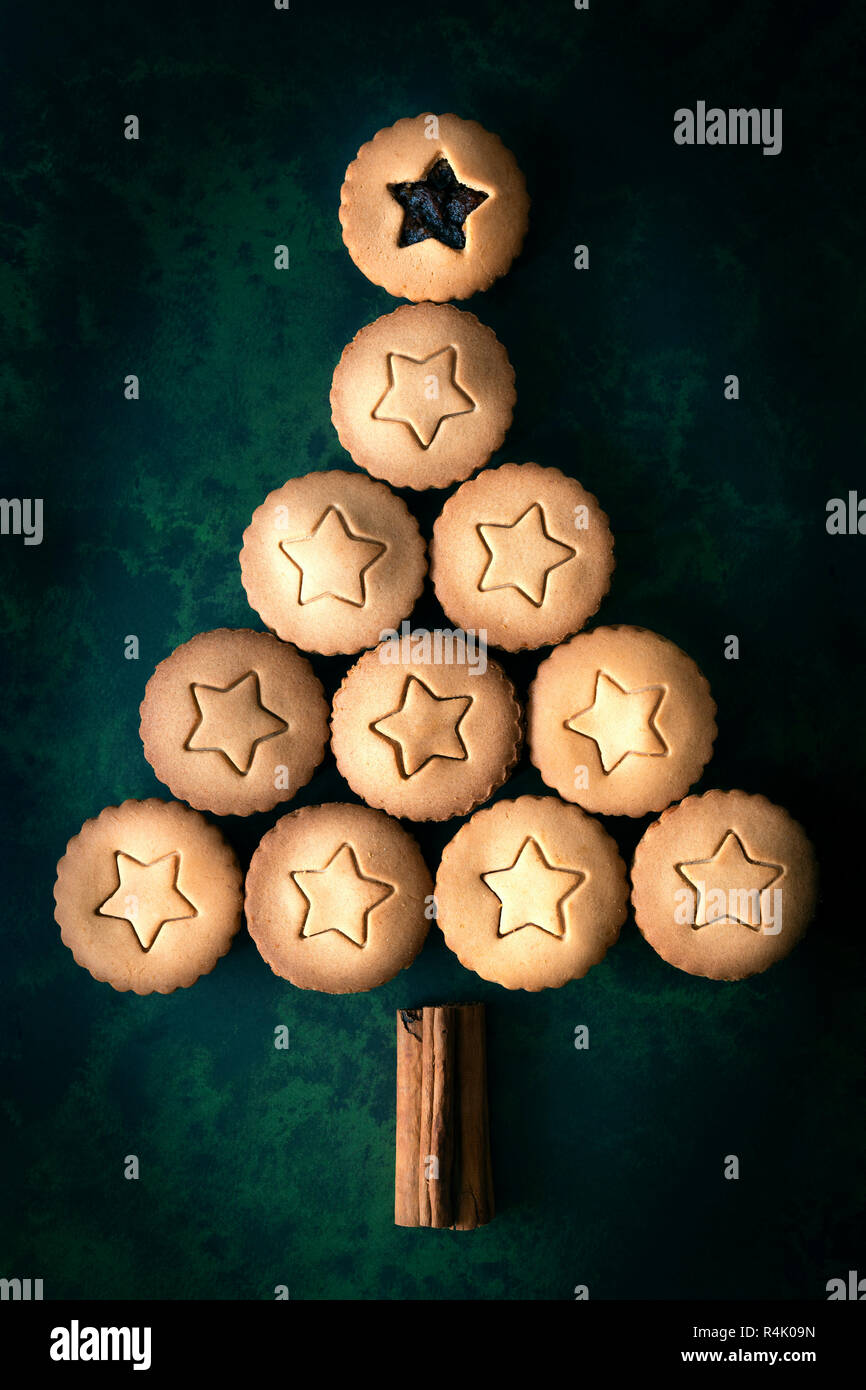 Ein Weihnachtsbaum aus Lebkuchen Obstkuchen und Zimtstangen hacken. Stockfoto