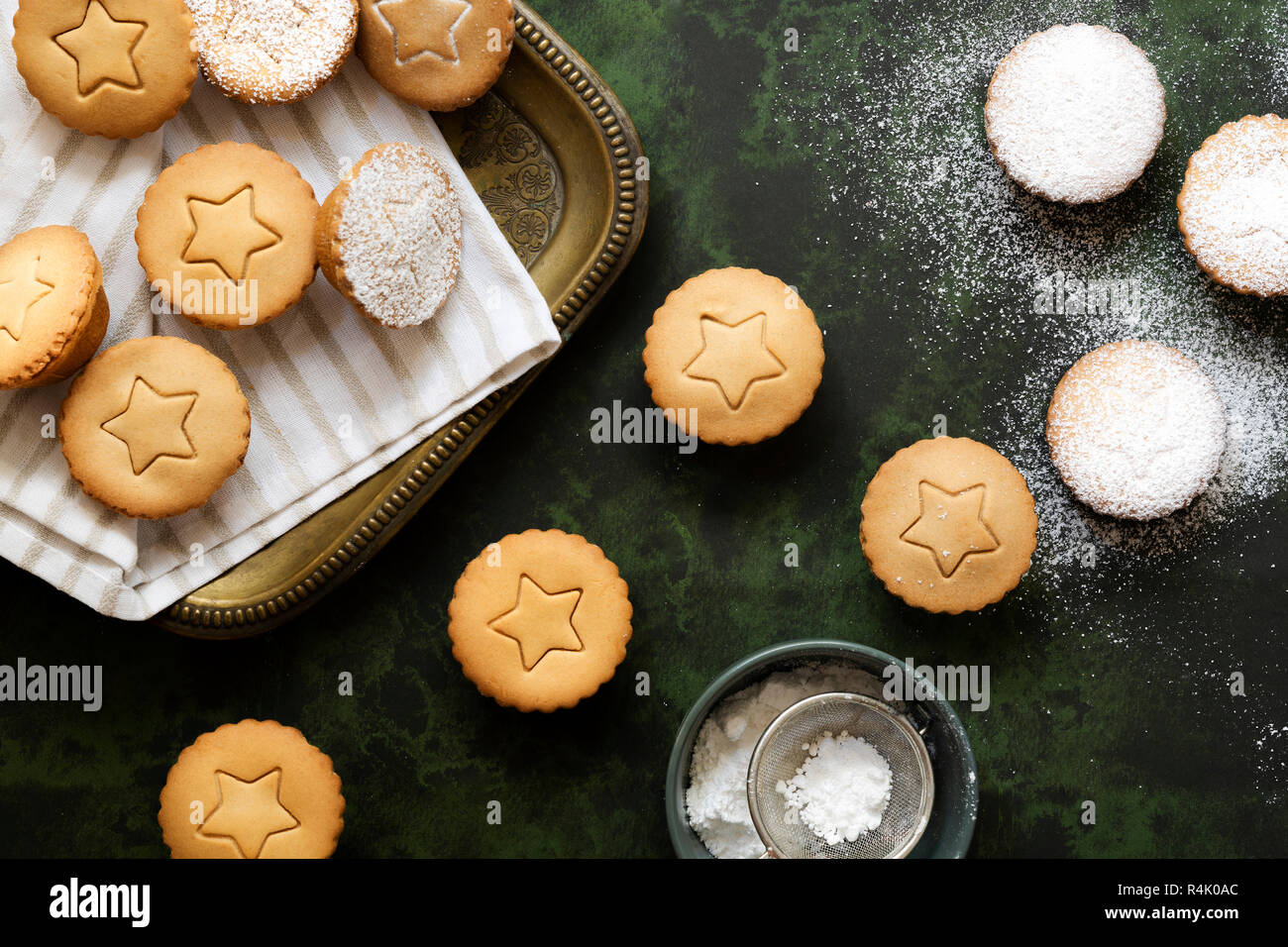 Weihnachten Obst mince pies mit Puderzucker bestäubt. Stockfoto