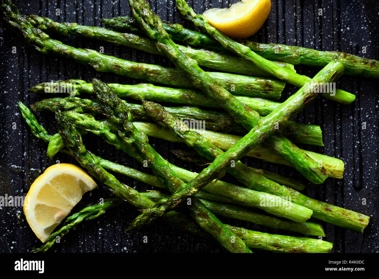 Char - gegrillter Spargel mit Zitrone Keile. Stockfoto